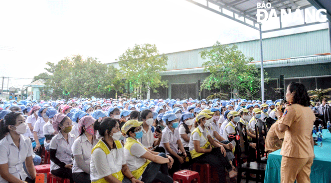 Người lao động Công ty Cổ phần Dệt may 29-3 tham dự một buổi tuyên truyền pháp luật do Liên đoàn Lao động thành phố tổ chức. Ảnh: PHƯƠNG TRÀ	