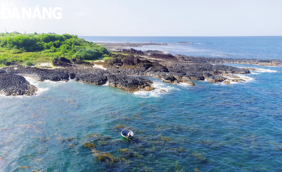 The clear blue water of Ganh Yen Beach mixed with the yellow colour of seaweed creates a beautiful natural picture.