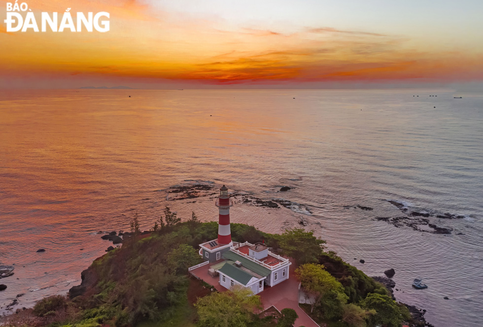  A lighthouse at the Ba Lang An Cape is also an ideal place for tourists to catch a glimpse of the sunrise at sea.