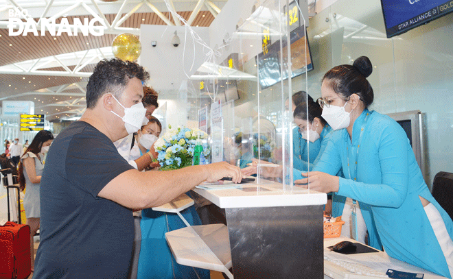 Aviation is the closest way to bring international tourists to Da Nang. Tourists are seen checking in at the Da Nang International Airport. Photo: THU HA