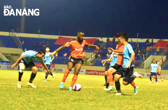 SHB Da Nang (in orange) have yet to meet expectations from the coaching board and fans after the first 4 matches of V-League 2022. Photo: P.N