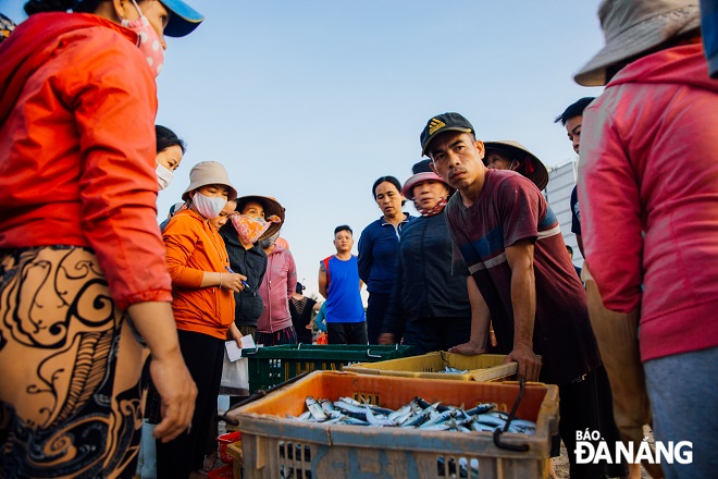The scad market is crowded with seafood sellers and buyers in early morning