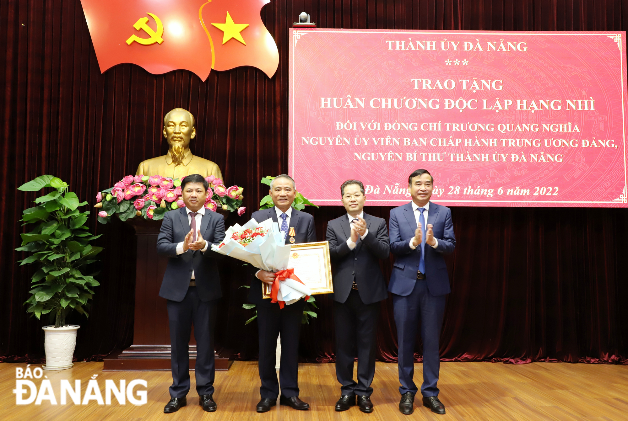Secretary Nguyen Van Quang (second right), People's Council Chairman Luong Nguyen Minh Triet (first left) and People's Committee Chairman Le Trung Chinh (first right) presenting flowers to congratulate the former Secretary Party Committee Truong Quang Nghia. Photo: NGOC PHU