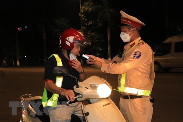 Lực lượng Công an giao thông tỉnh Bắc Ninh kiểm tra nồng độ cồn những người lái xe tại đường Trần Hưng Đạo, phường Đại Phúc, thành phố Bắc Ninh. (Ảnh: Thanh Thương/TTXVN)