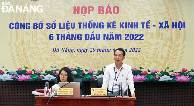 Director of the Da Nang Statistical Department Tran Van Vu (right) announces the city's socio-economic data for the first half of 2022. Photo: M.QUE