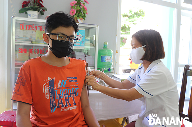 Cán bộ Trạm y tế phường An Hải Bắc (quận Sơn Trà) tiêm vắc-xin cho trẻ em.