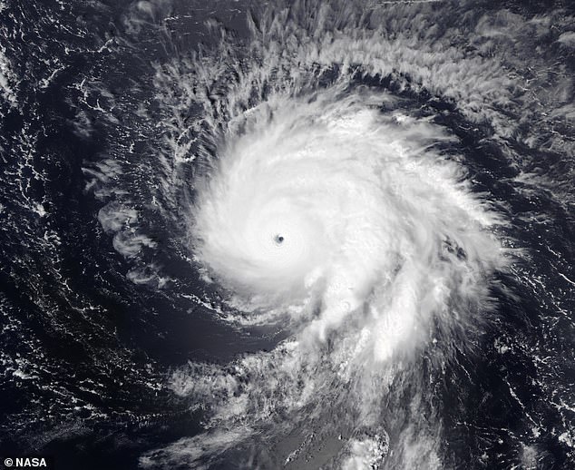 Ảnh chụp vệ tinh của cơn bão Sam - lốc xoáy nhiệt đới mạnh nhất hình thành trên Đại Tây Dương vào mùa bão năm 2021. Ảnh: NASA
