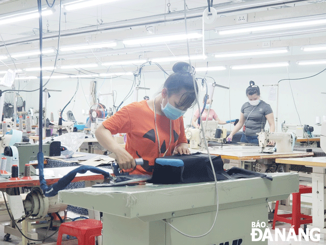 Thanks to the city-issued support policies for businesses, the city's industrial production flourished in the first half of the year. IN THE PHOTO: Workers at the Ba Sao Garment Co., Ltd based in the Hoa Khanh Industrial Park in Hoa Khanh Bac Ward, Lien Chieu District. Photo: QUYNH TRANG