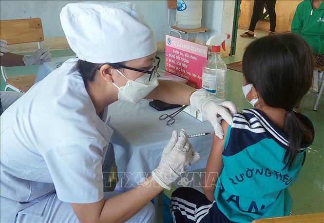 Tiêm vaccine phòng COVID-19 cho học sinh. Ảnh: TTXVN