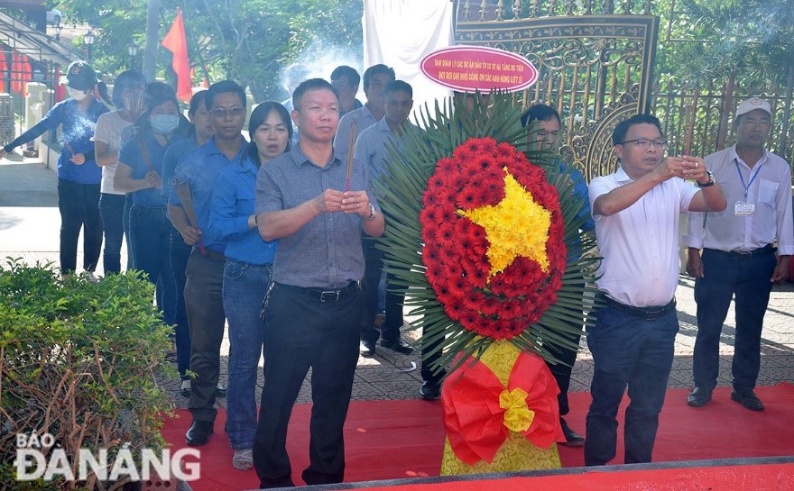 Ban Quản lý các dự án đầu tư cơ sở hạ tầng ưu tiên thành phố dâng hương tưởng nhớ các anh hùng liệt sĩ