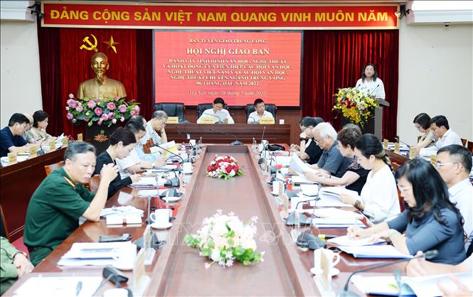 Đầu tư chiều sâu, có trọng tâm, trọng điểm cho công tác lý luận, phê bình văn học, nghệ thuật