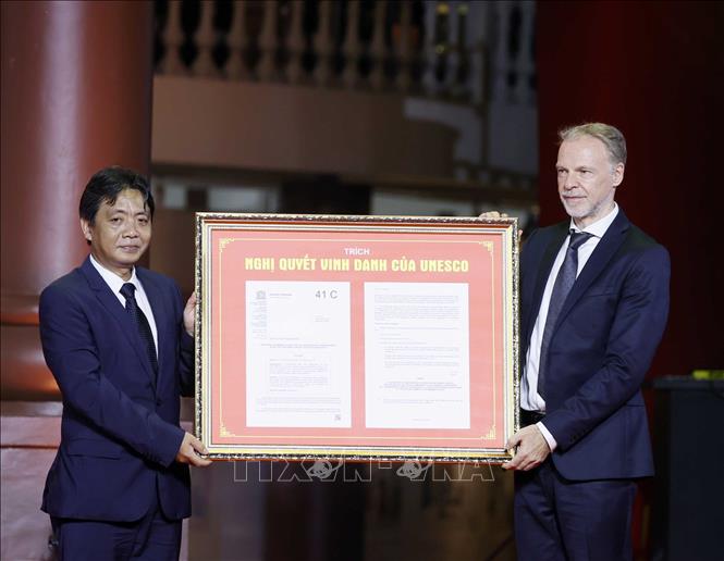 Ông Christian Manhart, Trưởng đại diện UNESCO tại Việt Nam trao Nghị quyết vinh danh của UNESCO cho Việt Nam. Ảnh: Thống Nhất/TTXVN