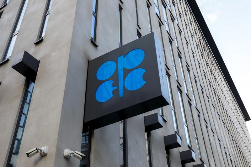 Logo của OPEC bên ngoài trụ sở chính của tổ chức tại Vienna, Áo tháng 3/2022. Ảnh: AP