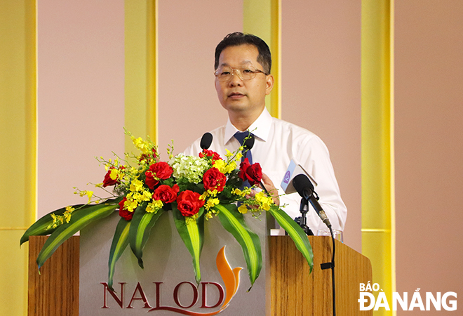 Da Nang Party Committee Secretary Nguyen Van Quang delivering his speech at the event. 
