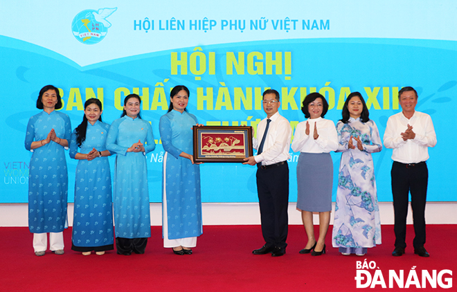  Secretary Quang (fourth right) presenting a souvenir to leaders of the Viet Nam Women's Union. 