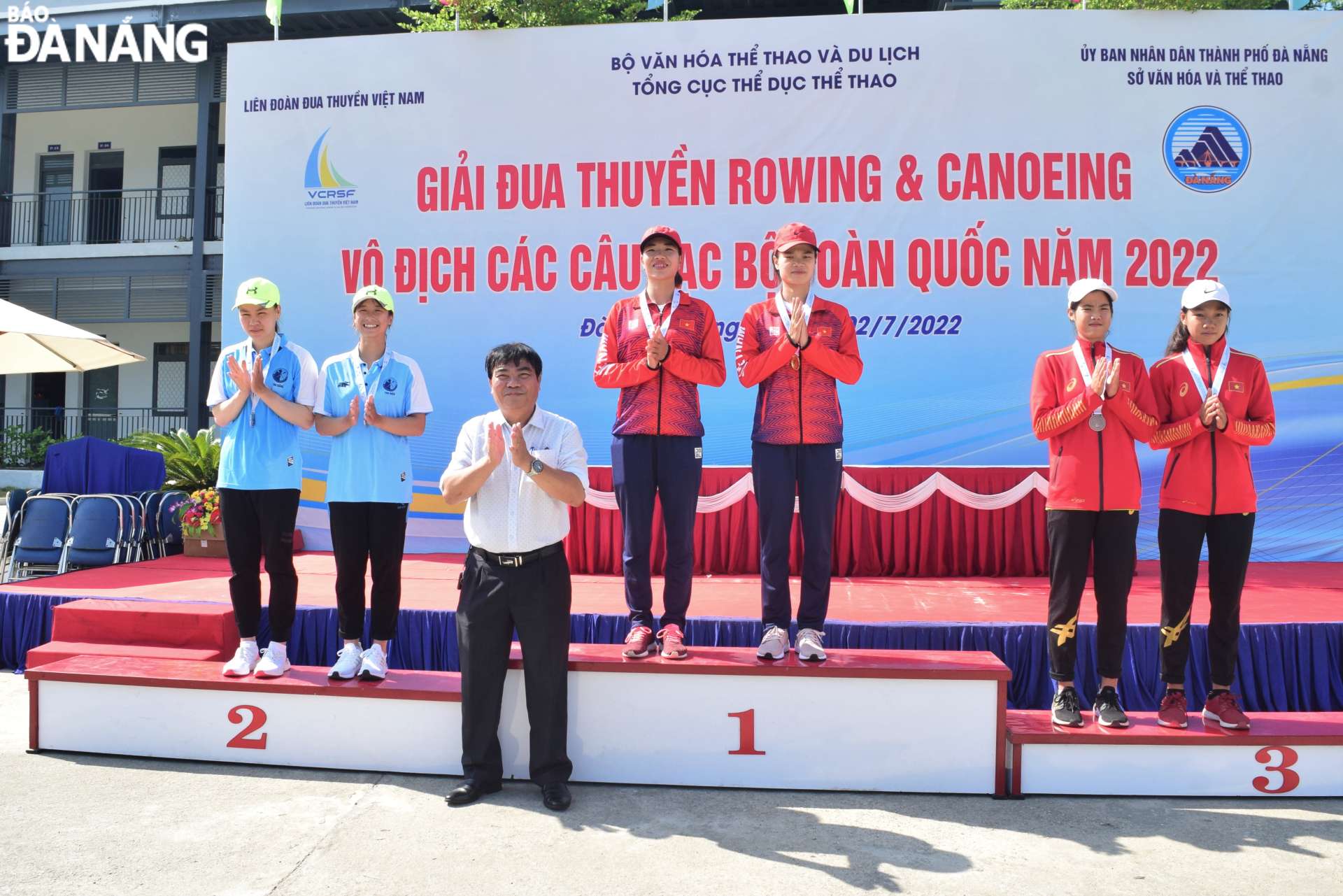 Mr. Nguyen Trong Thao, Deputy Director of the Da Nang Department of Culture and Sports, presenting medals to top three final teams in the women's rowing event. Photo: P.N