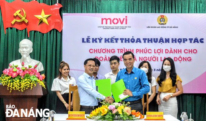 Liên đoàn Lao động thành phố và Công ty CP Hỗ trợ dịch vụ thanh toán Việt Phú tổ chức lễ ký kết thỏa thuận hợp tác Chương trình phúc lợi dành cho đoàn viên, người lao động, tháng 5-2022. Ảnh: H.L