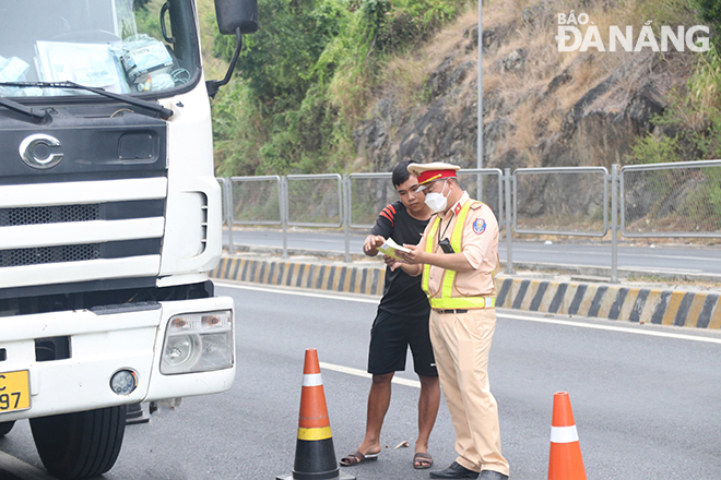  The driver presents the vehicle documents when checked by the competent force.