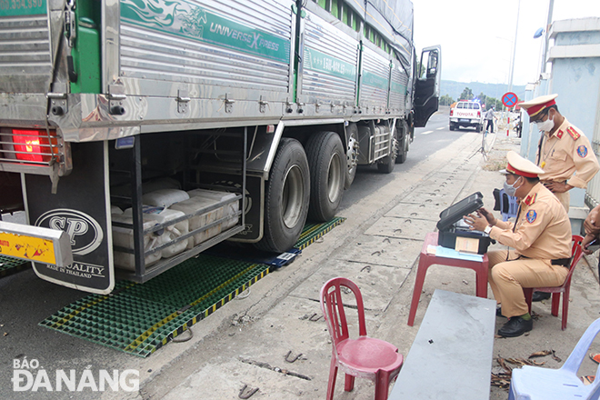  The inspection process detects a series of overloaded vehicles