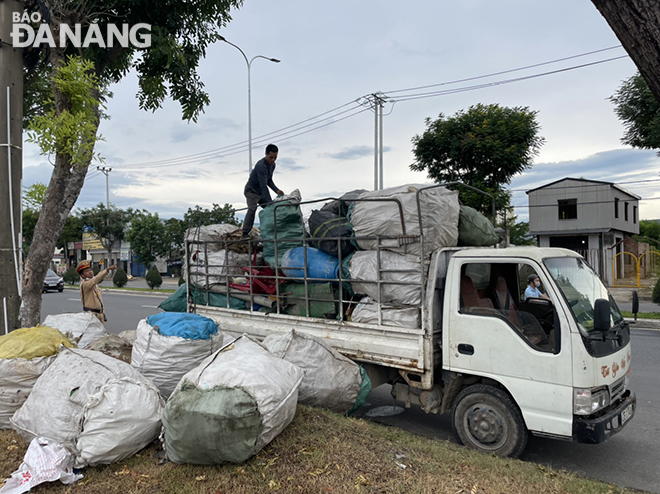 A truck carrying goods over the allowable height will be fined and forced to lower the over-height cargo on the spot.