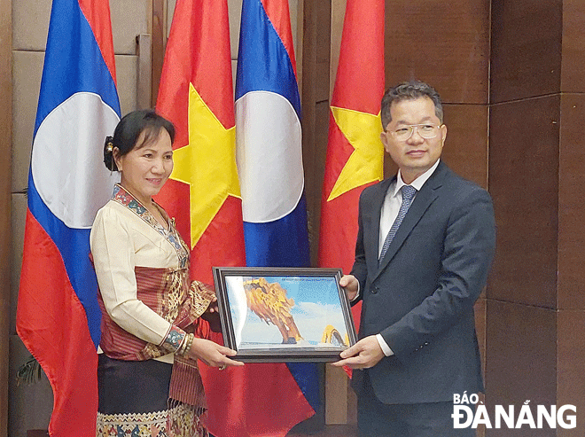 Bí thư Thành ủy Nguyễn Văn Quảng  (bên phải) tặng quà lưu niệm Chủ tịch Hội Liên hiệp Phụ nữ Lào In-la-văn Kẹo-  bun-phăn. Ảnh: TRỌNG HÙNG