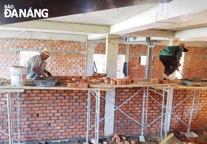 Dù nhọc nhằn, nhiều người vẫn gắn bó với nghề thợ xây.
