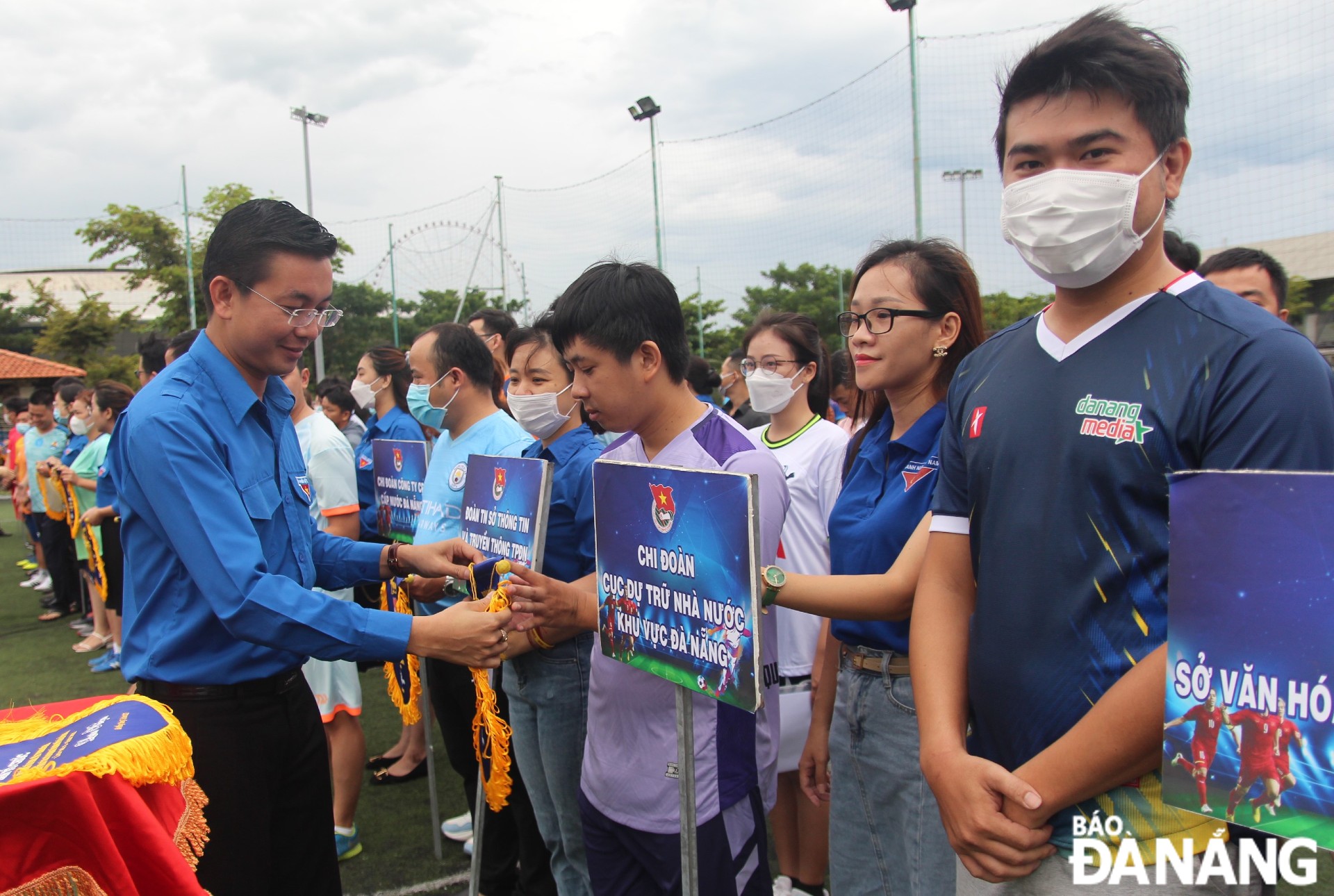 Anh Nguyễn Bá Duân, Phó Bí thư Thành Đoàn thành phố trao cờ lưu niệm cho các đội dự giải đấu. Ảnh: NGỌC QUỐC