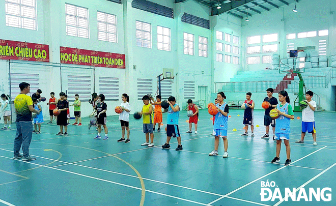 Học sinh học bóng rổ tại Trường THCS Lương Thế Vinh (quận Liên Chiểu). Ảnh: NGỌC HÀ	