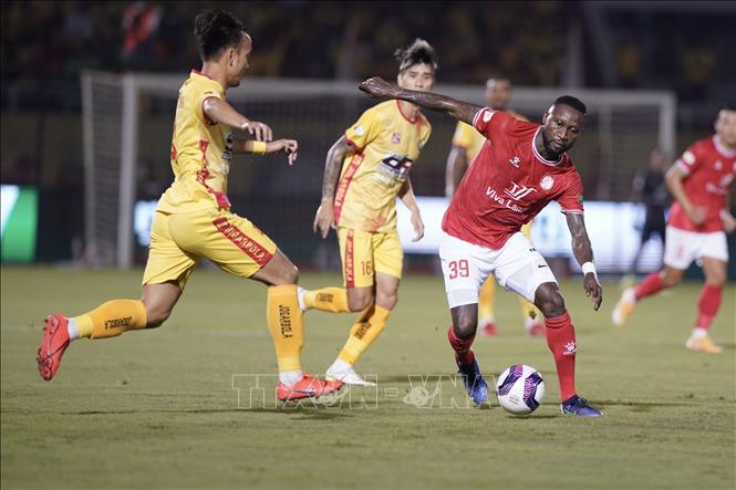 Pha tranh bóng giữa các cầu thủ đội bóng đá TP Hồ Chí Minh (áo đỏ) với đội bóng đá Thanh Hóa (áo vàng). Ảnh: Thanh Vũ/TTXVN