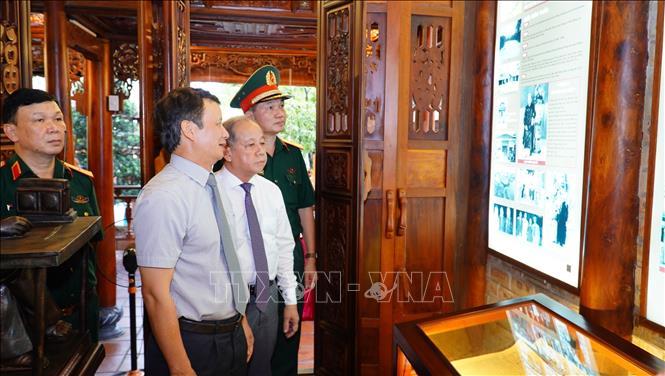 Lãnh đạo tỉnh Thừa Thiên - Huế chăm chú theo dõi các tài liệu được trưng bày tại Bảo tàng Đại tướng Nguyễn Chí Thanh. 