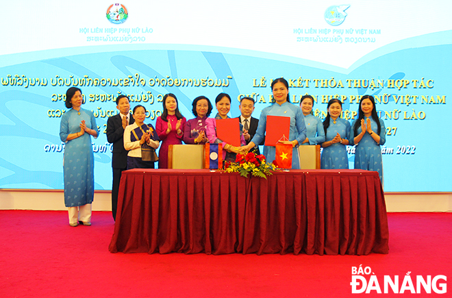 Representatives of the Women's Unions of Viet Nam and Laos signing a cooperation agreement for the 2022-2027 period. Photo: HUYNH TRANG