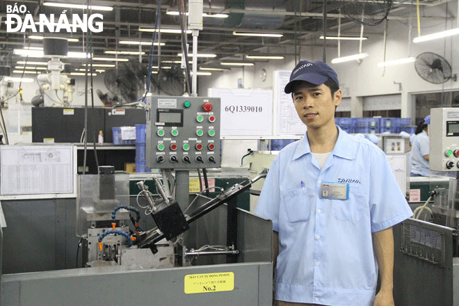 Anh Lê Bá Minh bên chiếc máy do anh và các cộng sự chế tạo vào năm 2015. Ảnh: Trọng Hùng
