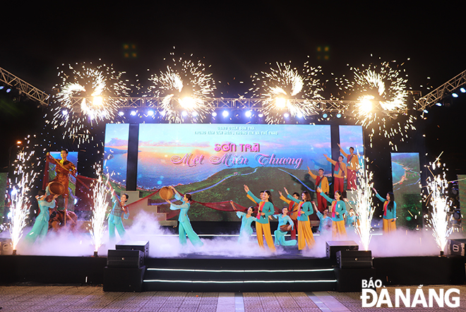  The 'Son Tra Singing Sea' singing and dancing performance by artists and actors from the Son Tra District arts troupe. Photo: XUAN DUNG