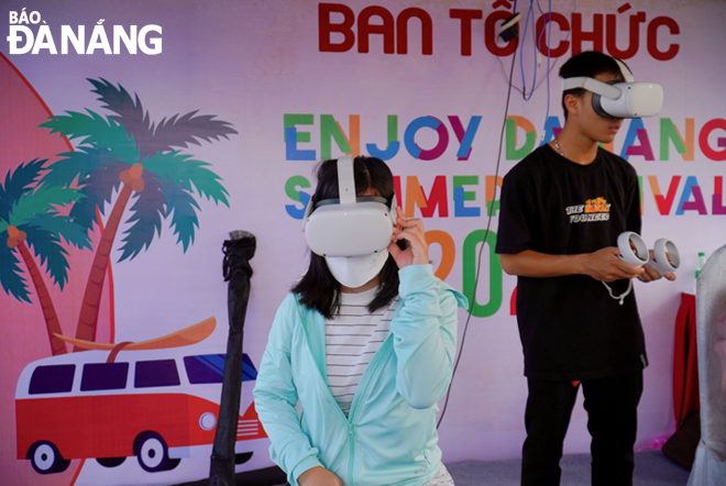 Locals and visitors can experience the VR360 virtual tourism system ‘One touch to Da Nang’.