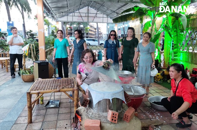 Visitors experience making Tuy Loan village’s traditional edible rice paper