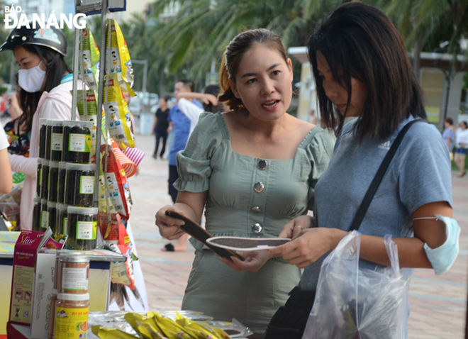  At the festival, visitors can also experience shopping at 16 display stalls selling Da Nang souvenirs, OCOP products, local specialities and other favourite items.