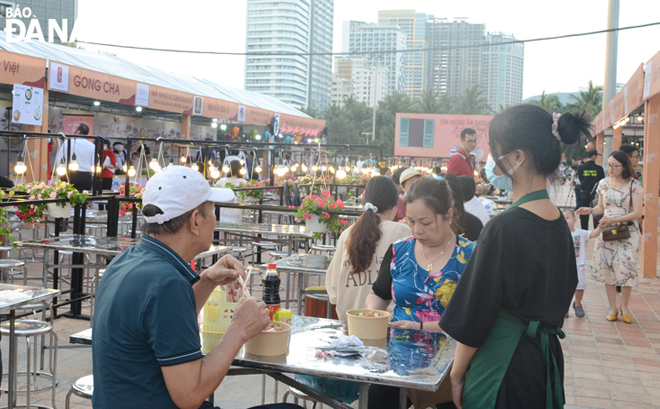 Visitors are glad to enjoy some famous dishes of Da Nang such as Quang noodles, rice paper, ‘banh beo’ (Vietnamese bloating fern-shaped cake), ‘bun mam’ (rice vermicelli with anchovy fish sauce) and ‘banh bot loc' (tapioca dumplings with prawns and pork in banana leaves)