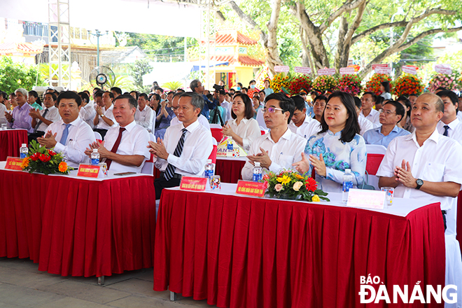 Phó Bí thư Thường trực Thành ủy, Chủ tịch HĐND thành phố Lương Nguyễn Minh Triết (bìa trái) cùng các lãnh đạo thành phố tham dự lễ kỷ niệm. Ảnh: XUÂN DŨNG