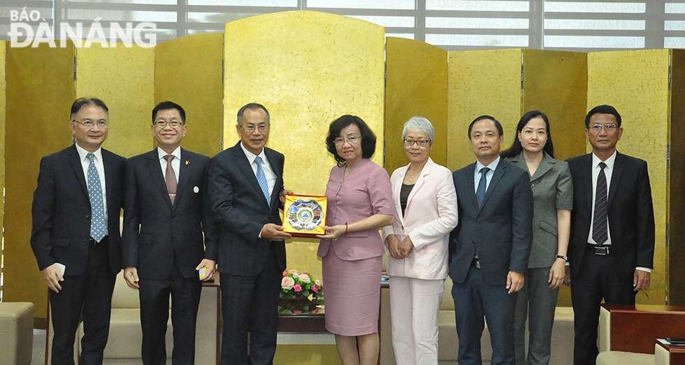 Phó Chủ tịch UBND thành phố Ngô Thị Kim Yến (thứ 4, từ trái sang) tặng quà lưu niệm cho Đại sứ Việt Nam tại Thái Lan Phan Chí Thành (thứ 3, từ trái sang) Ảnh: THÀNH LÂN