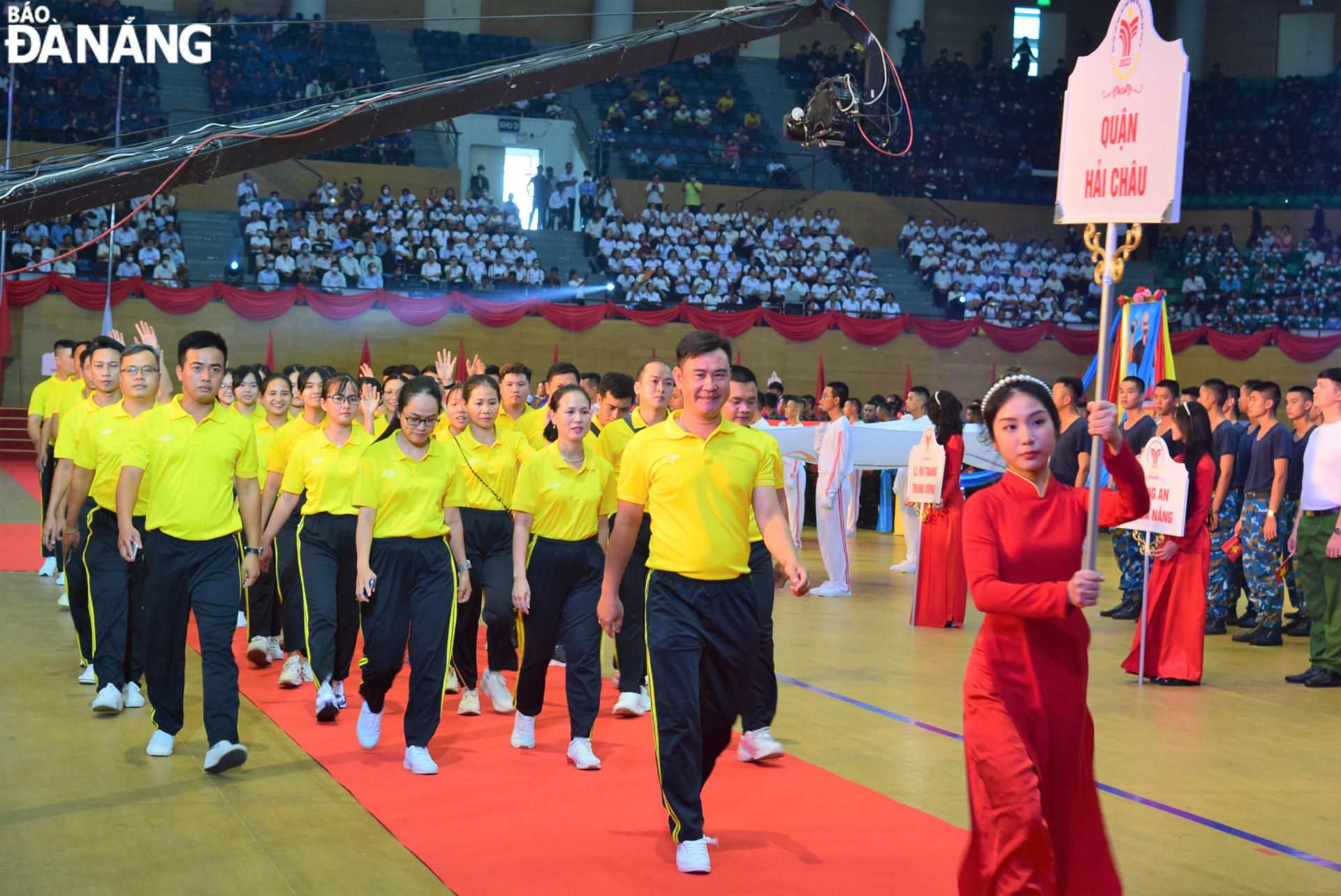 The Hai Chau District sports delegation in the parade. Photo: P.N