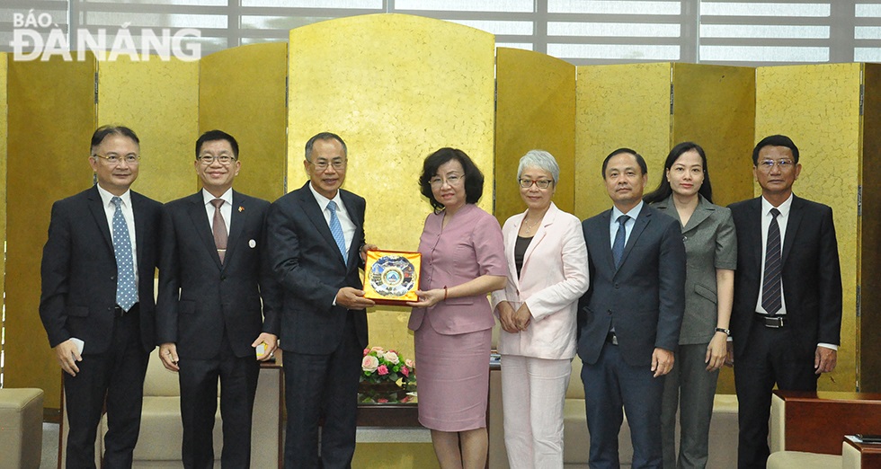 Da Nang People's Committee Vice Chairwoman Ngo Thi Kim Yen (fifth, right) warmly receiving Vietnamese Ambassador to Thailand Phan Chi Thanh. Photo: THANH LAN