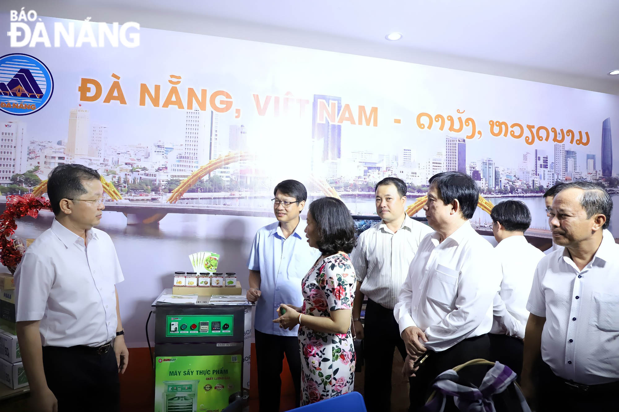 Da Nang Party Committee Secretary Nguyen Van Quang visiting the Sekong Province Trade Fair 