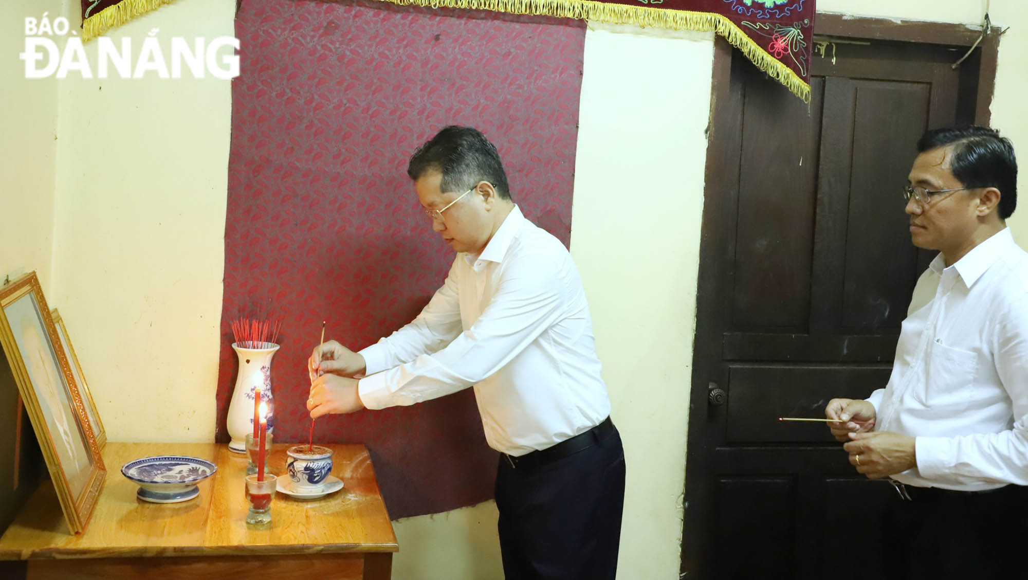 Secretary Quang (left) burning incense to the late Secretary of the Party Committee and Governor of Sekong Province. Photo: NGOC PHU