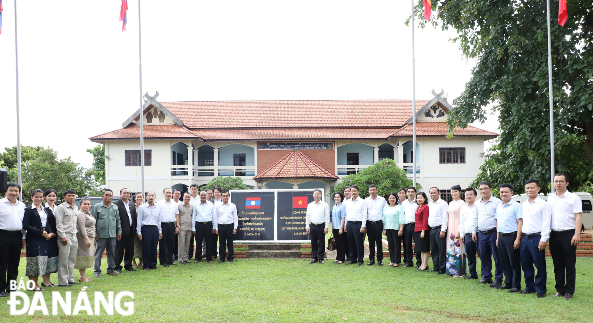 The group of Da Nang leaders taking a souvenir photo at the Academy of Politics and Public Administration in Sekong Province