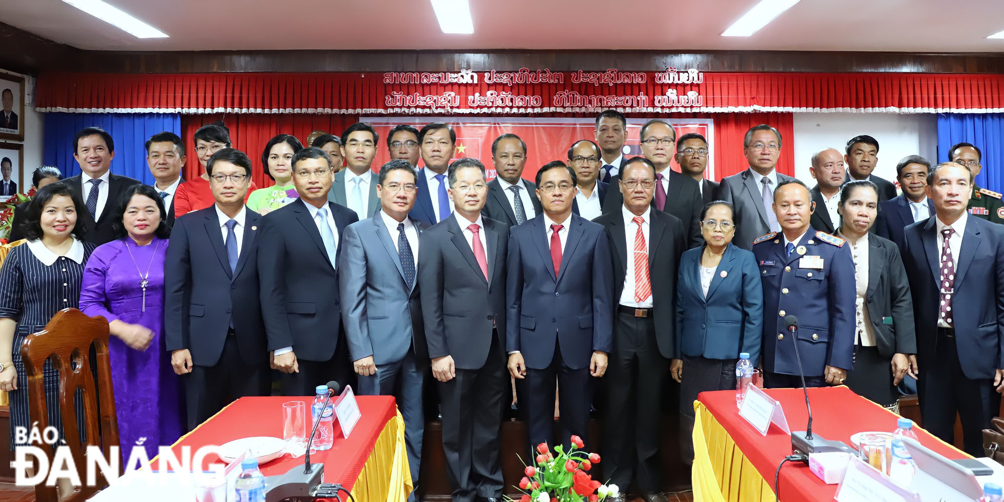 The high-ranking Da Nang delegation led by municipal Party Committee Secretary Nguyen Van Quang taking a souvenir photo with the leaders of Sekong Province. Photo: NGOC PHU