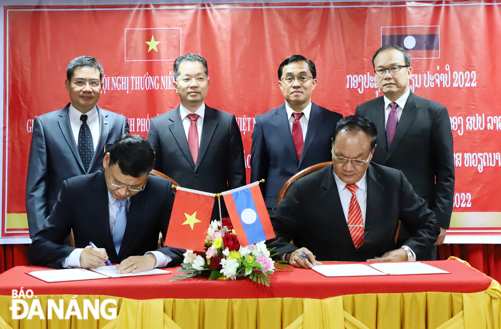 Da Nang Peoples Committee Vice Chairman Ho Ky Minh (left) signing cooperation program with the Government of Sekong Province. Photo: NGOC PHU