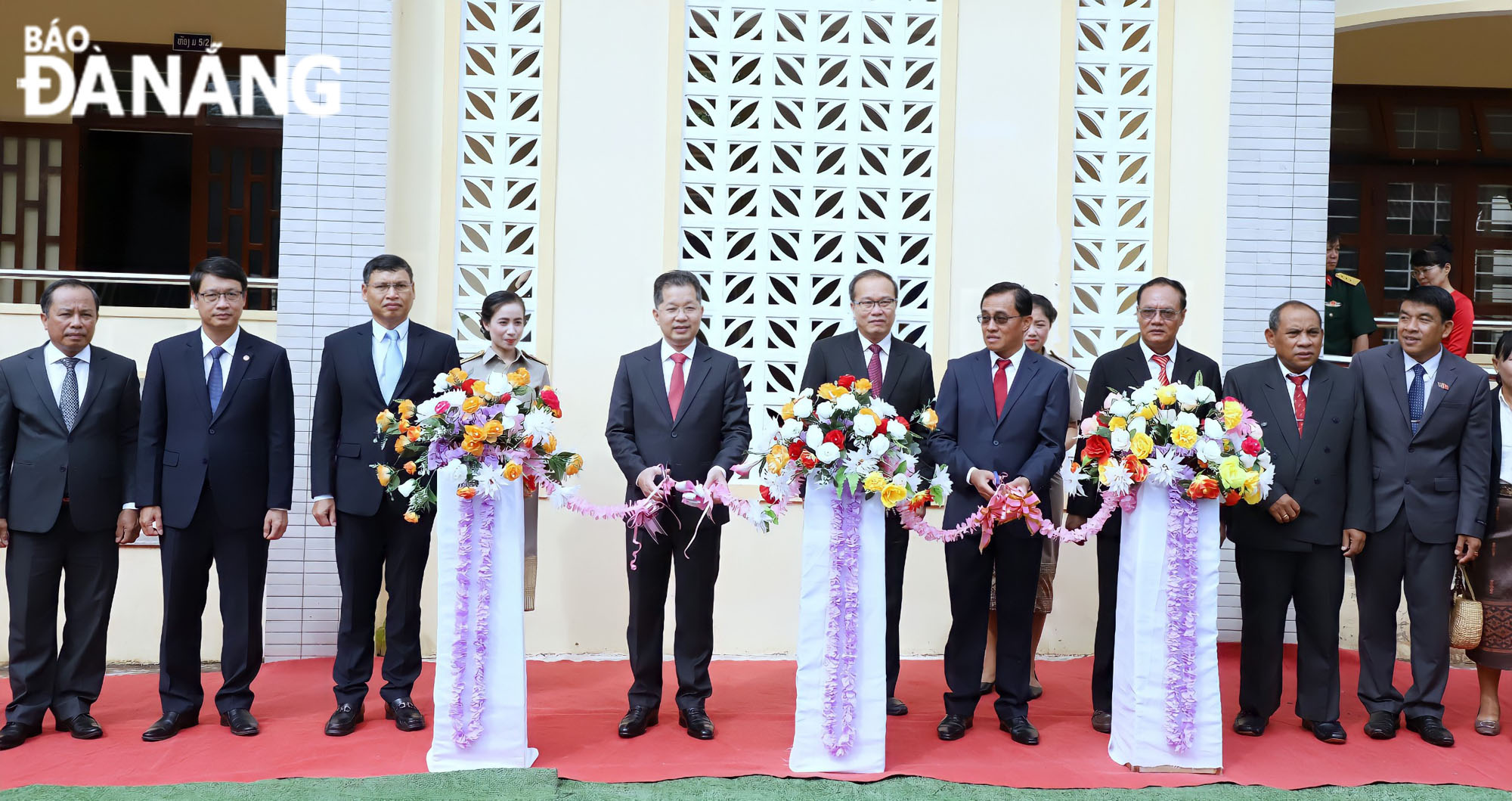 Secretary Quang and invited guests cut the ribbon to officially open the Friendship High School. Photo: NGOC PHU