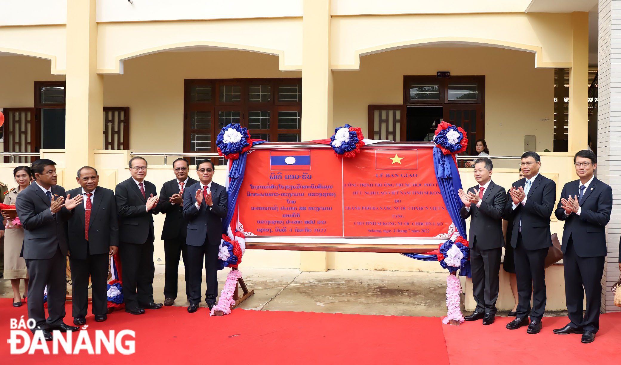 Leaders of the two localities attending the inauguration ceremony for the Friendship High School. Photo: NGOC PHU