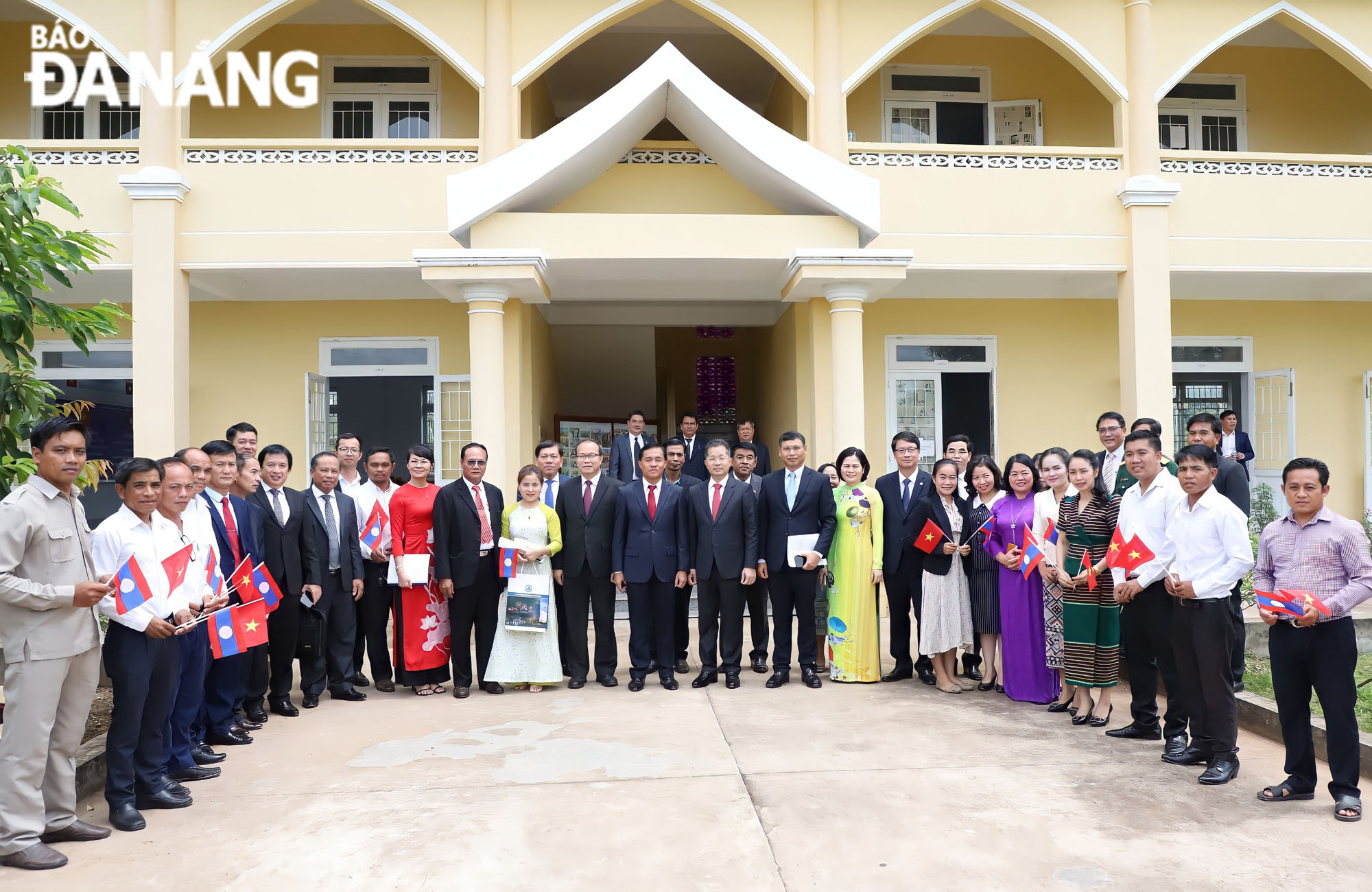 The high-ranking Da Nang delegation taking a souvenir photo with the leaders of Sekong Province and teachers of the Vietnamese Language Center in Sekong province. Photo: NGOC PHU