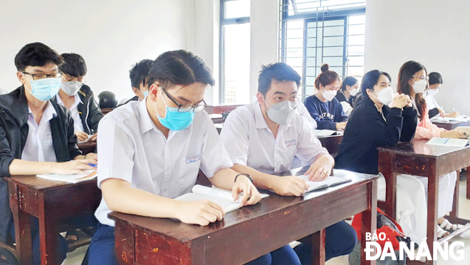 Học sinh lớp 12 Trường THPT Hoàng Hoa Thám (quận Sơn Trà) ôn thi tốt nghiệp THPT  năm 2022. Ảnh: NGỌC HÀ	